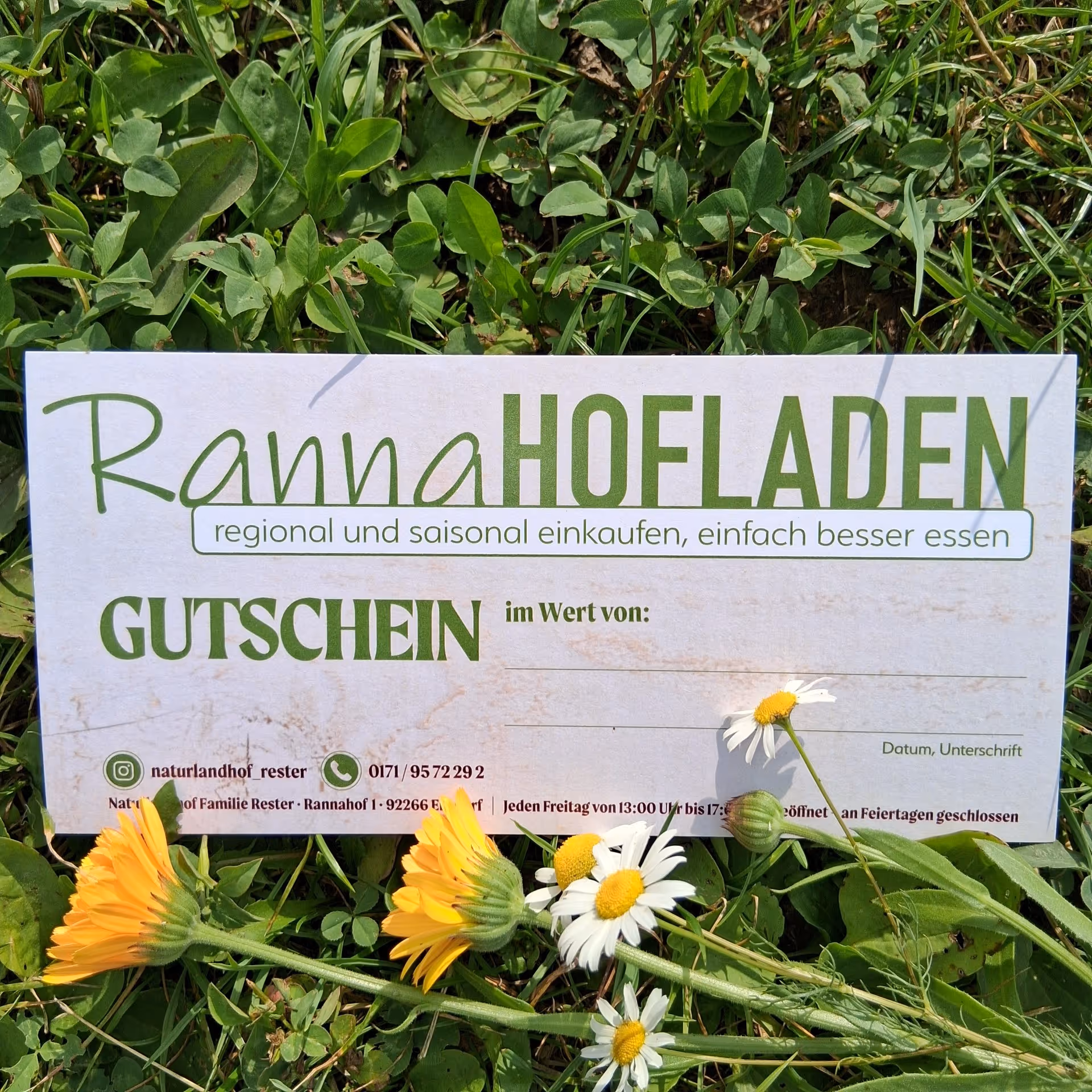 Rannahofladen Gutschein als Geschenkidee mit Blumen dekoriert