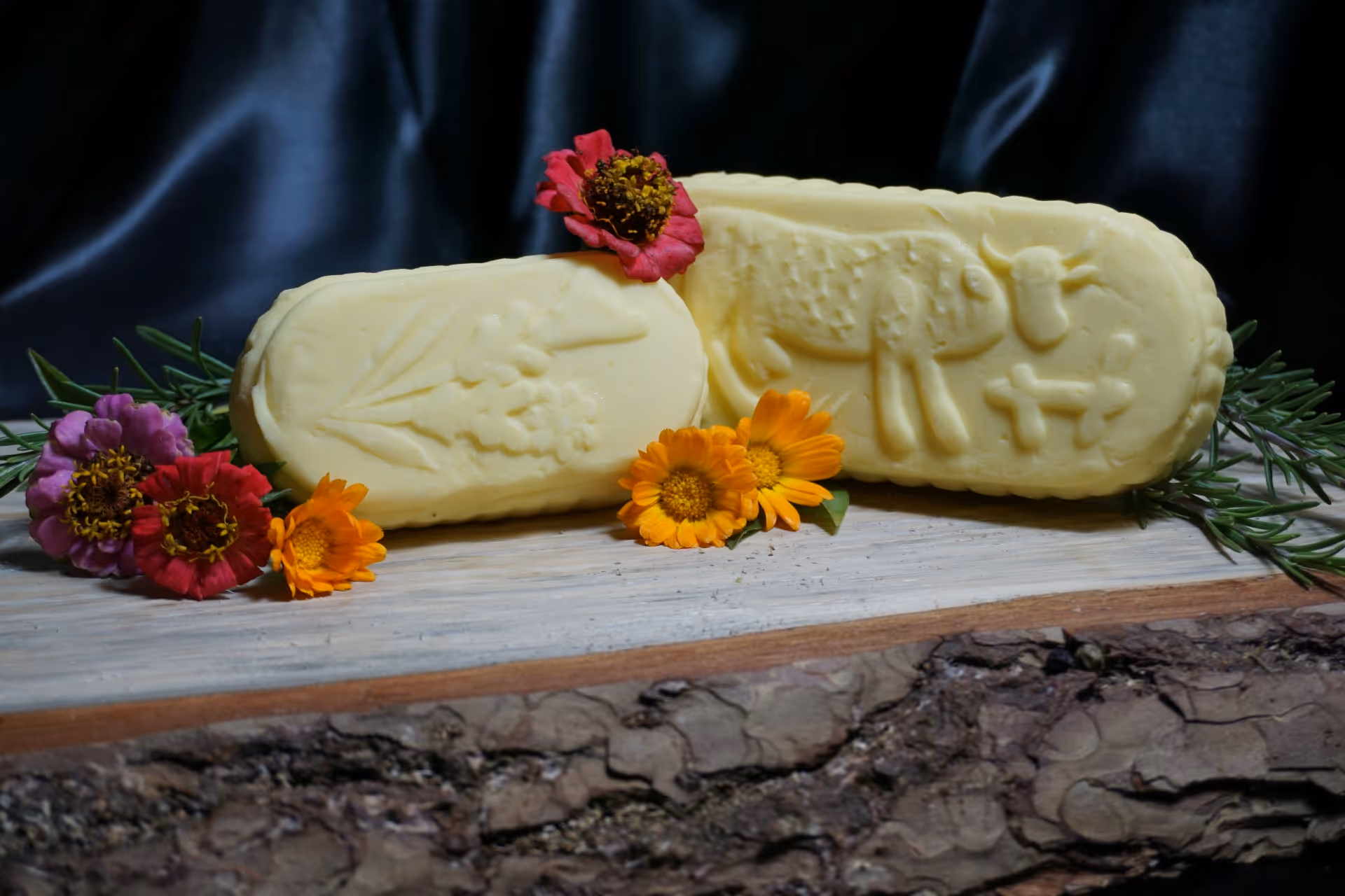 Hausgemachte Bauernbutter aus Rahm der eigenen Milch mit Blumen dekoriert