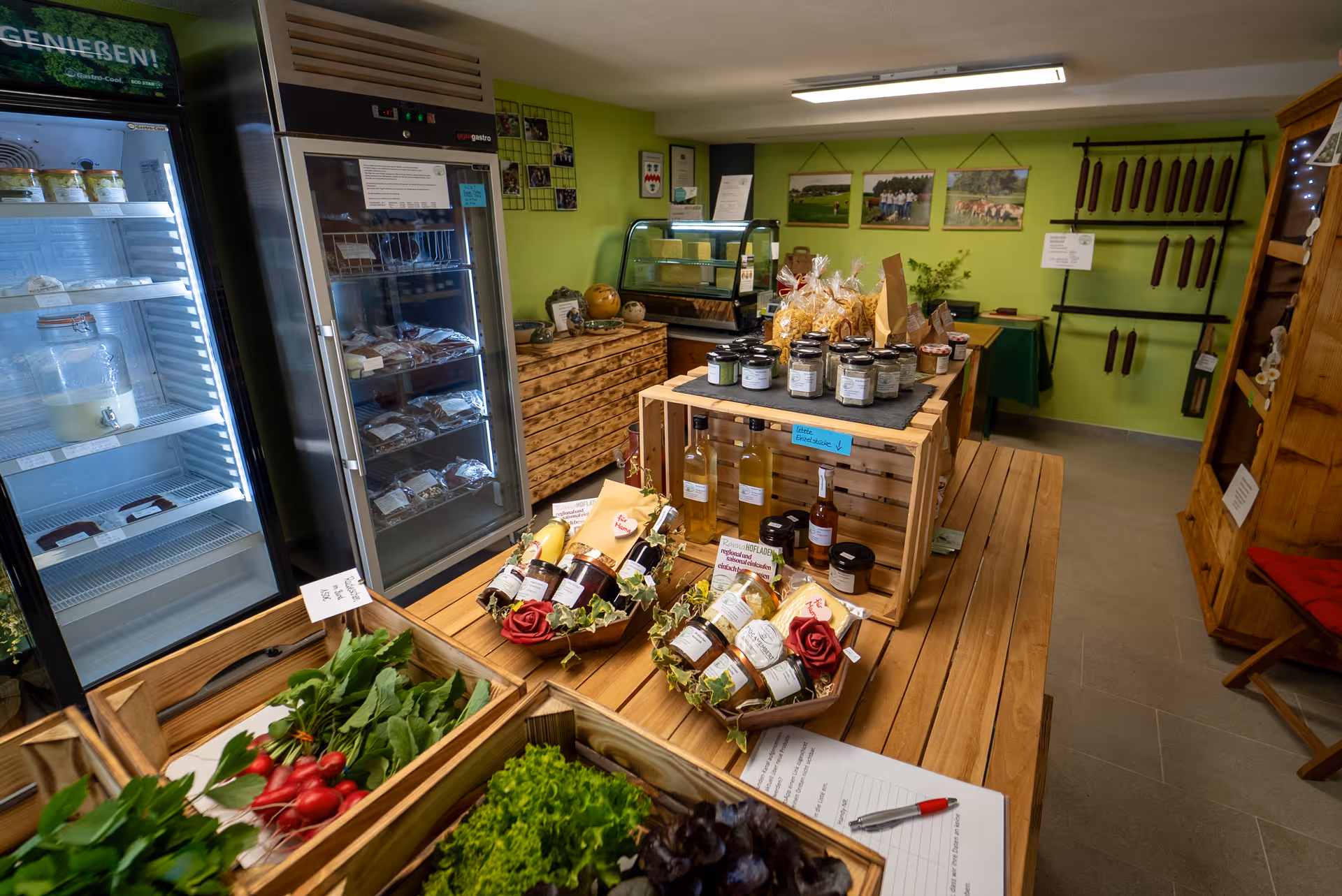 Innenansicht des Rannahofladens mit frischem Gemüse, Fleisch, Milchprodukten und Eingemachtem
