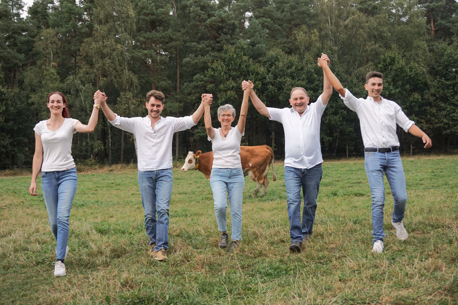 Familie Rester vom Rannahof auf der Wiese
